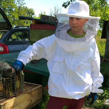 Productthumb von bienen lernen bei imkerin karina schulze hollsteitzer honigtoepfchen