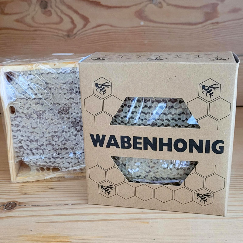 Wabenhonig im holzraehmchen vom lichterfelder honig